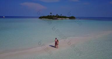 年轻的夫妇结婚了假期生活梦想海滩清洁白色沙子背景